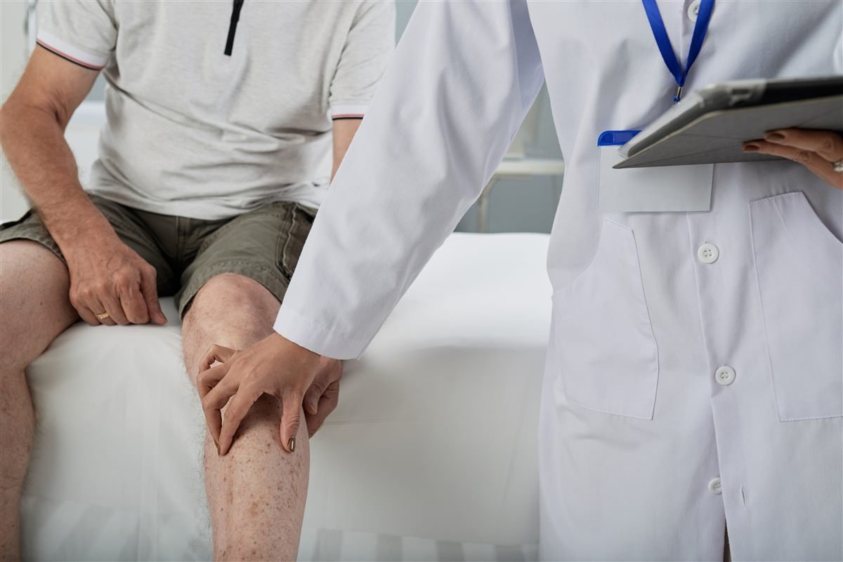 Orthopedic doctor examining a patient knee